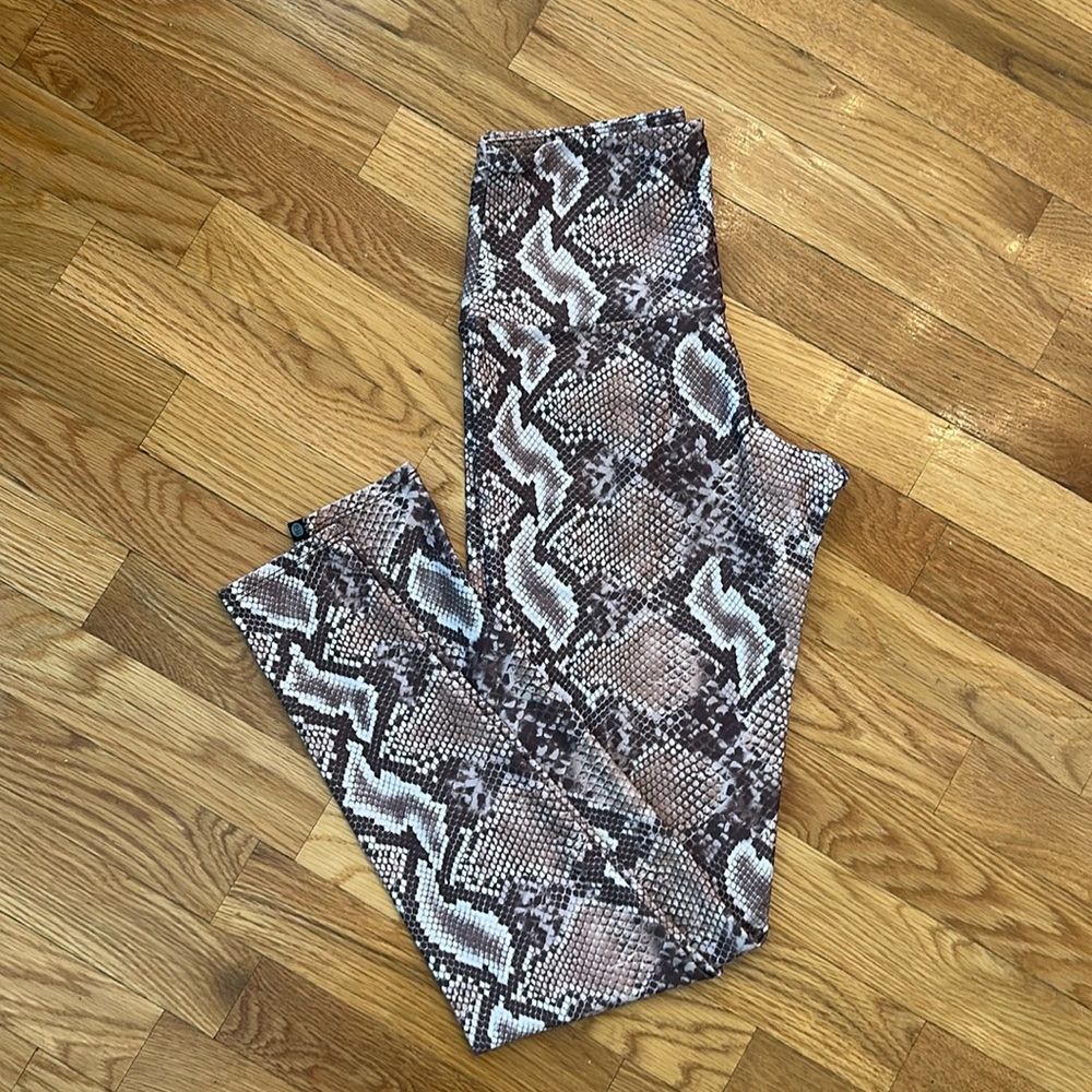 Onzie Legging Snakeskin print Size S/M F5